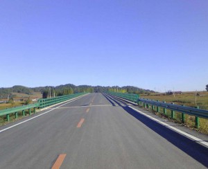 云南高速公路护栏板施工案例